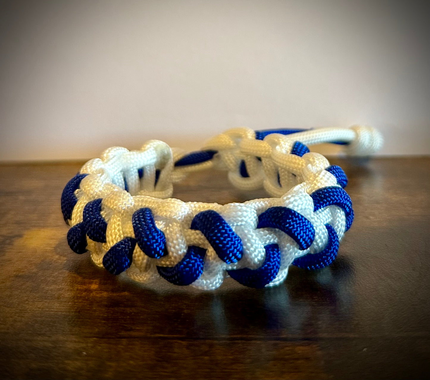 Bracelet tressé bleu et blanc