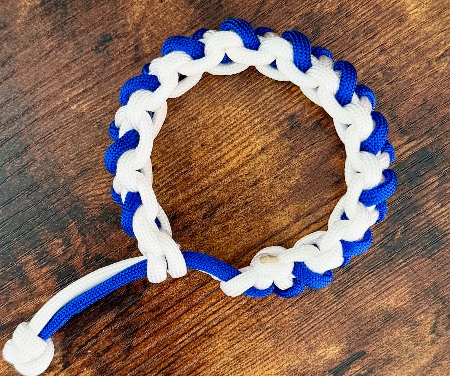 Bracelet tressé bleu et blanc