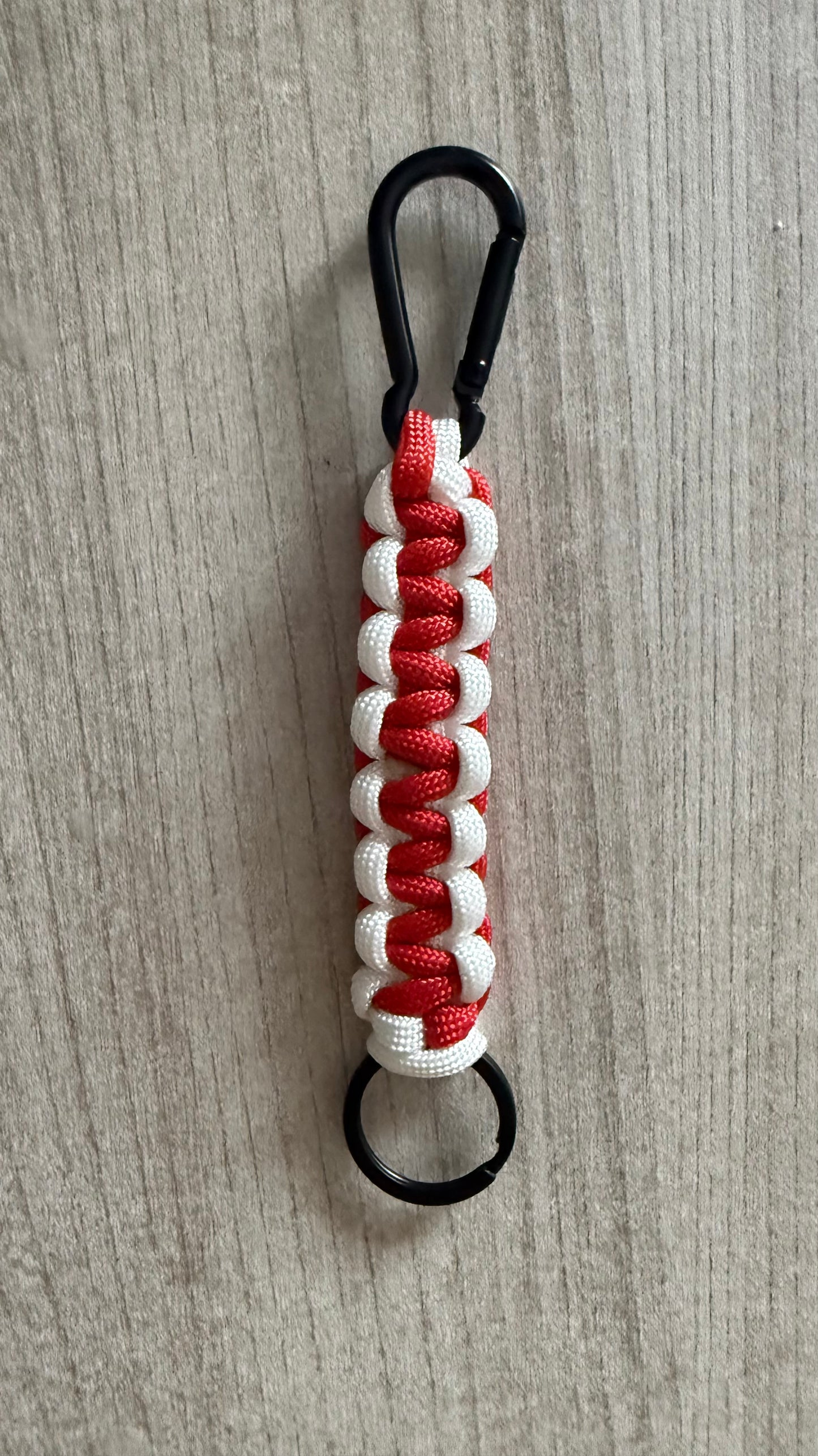 Porte-clés en paracorde rouge et blanc
