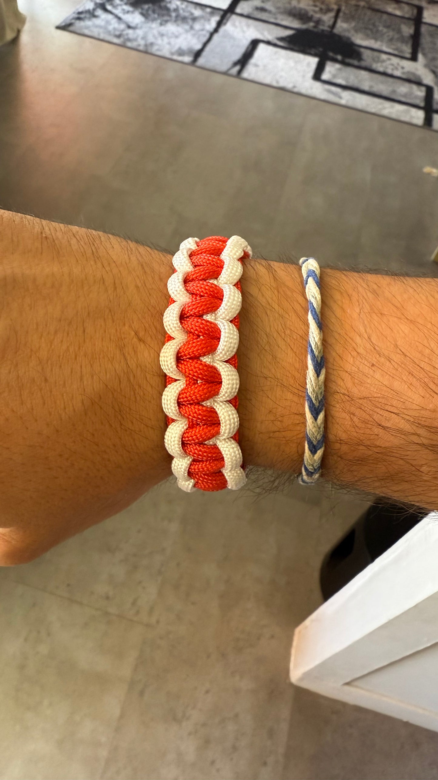 Bracelet en paracorde rouge et blanc
