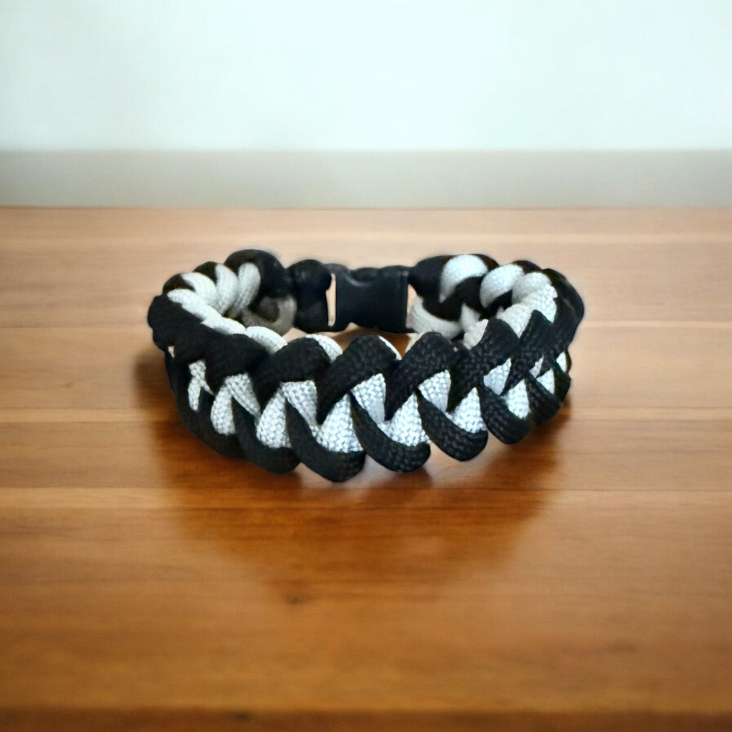 Bracelet tressé en croix noir et blanc