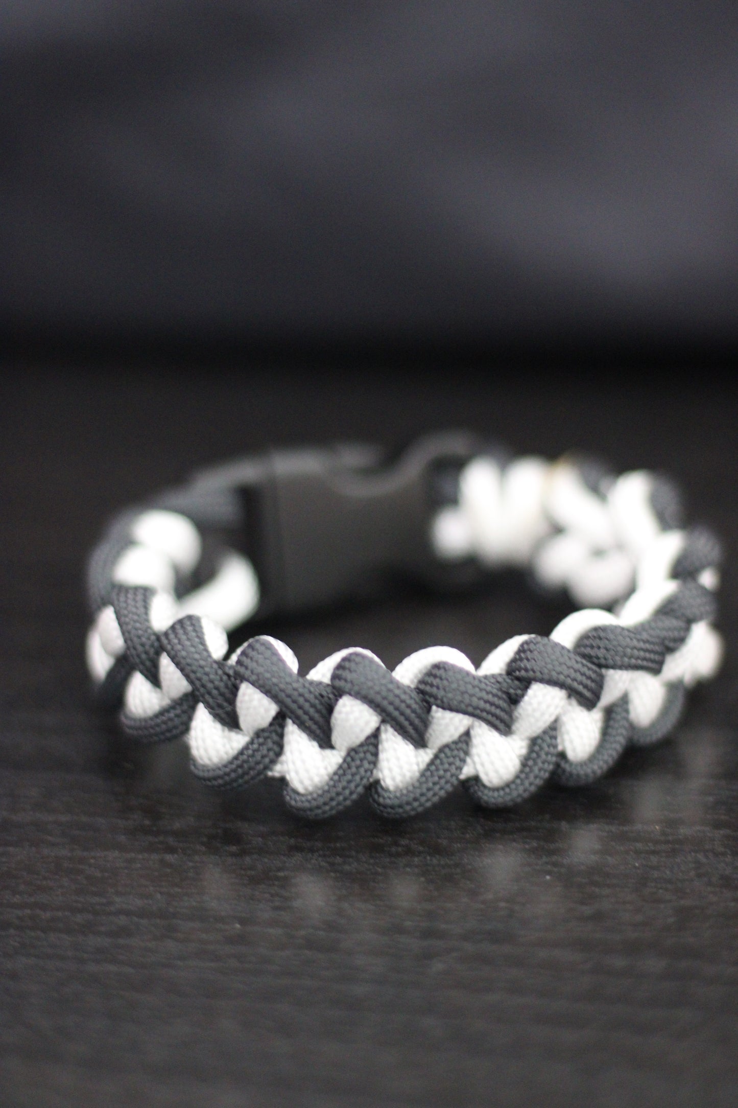 Bracelet tressé en croix anthracite et blanc