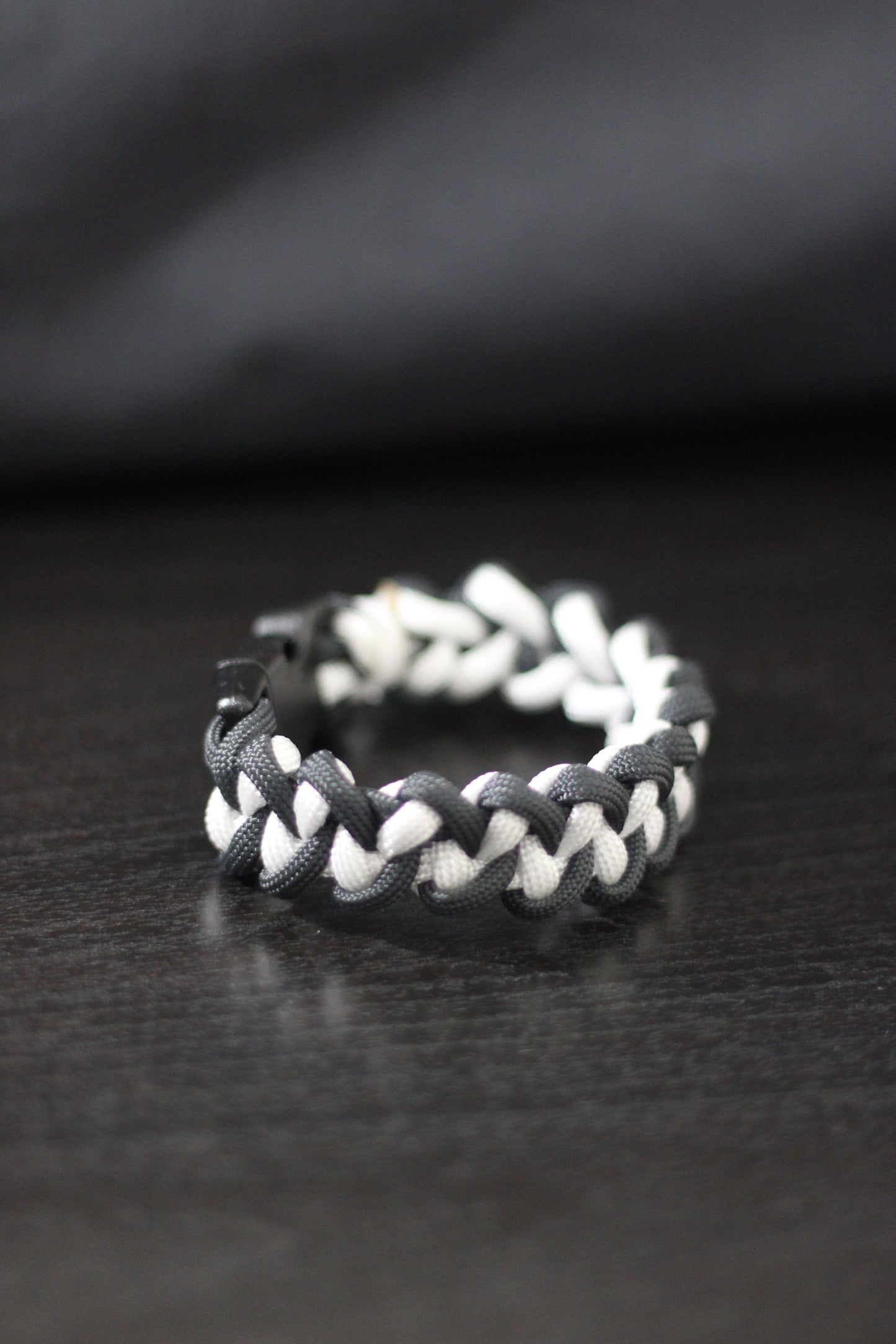 Bracelet tressé en croix anthracite et blanc