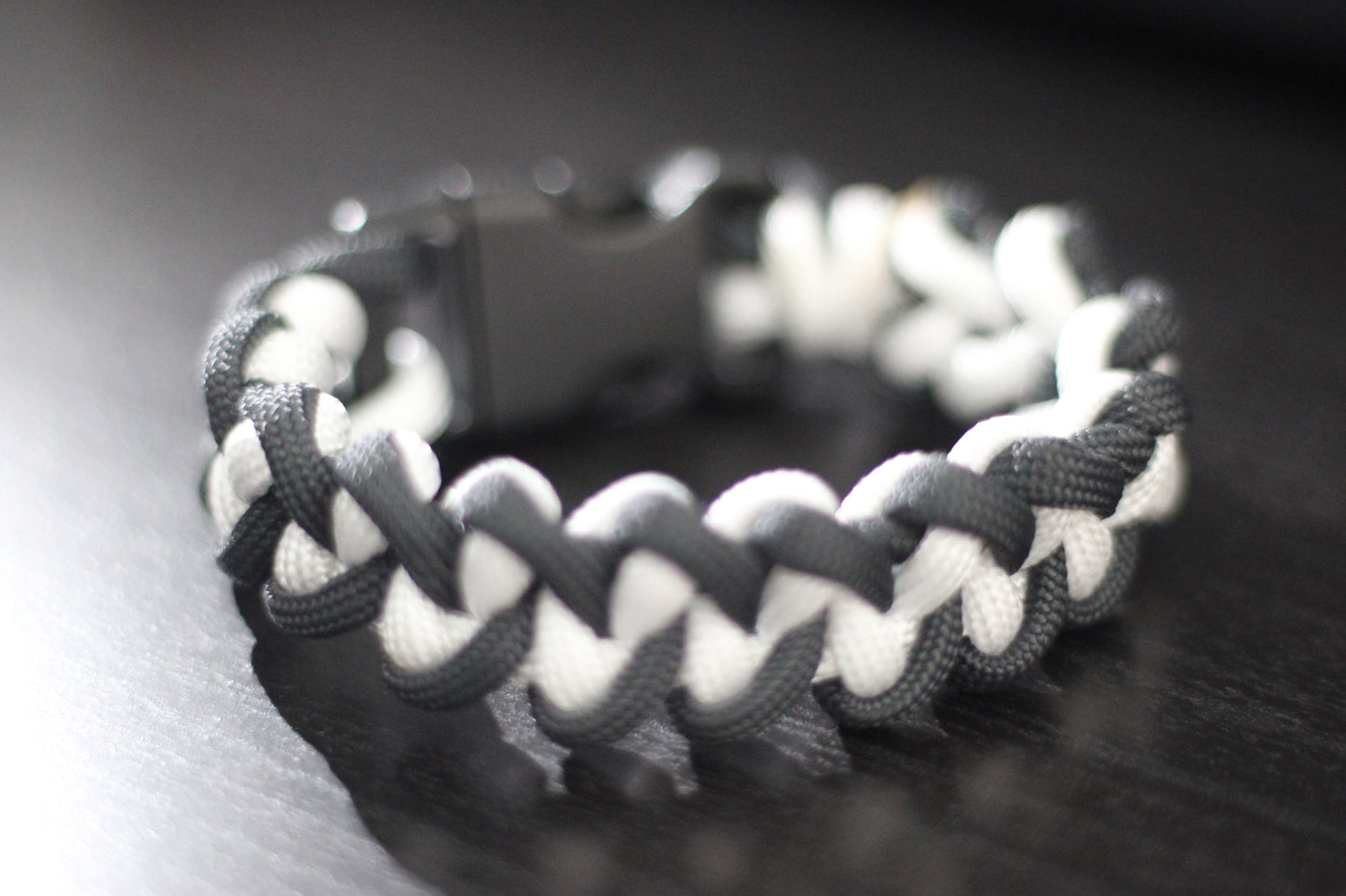 Bracelet tressé en croix anthracite et blanc