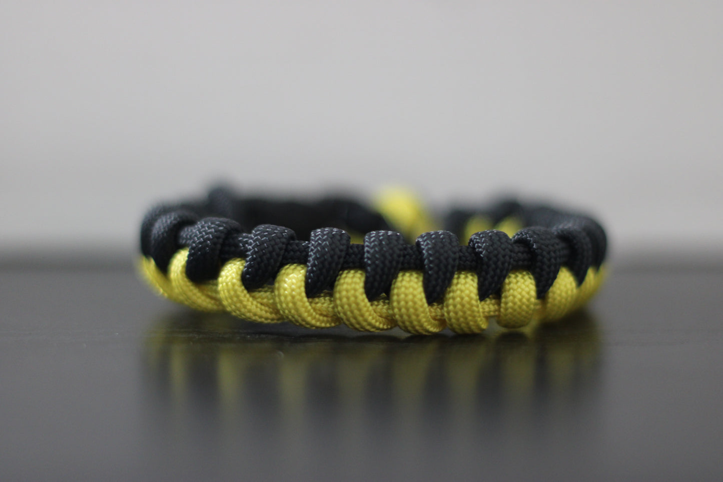 Bracelet demi tressé jaune et noir
