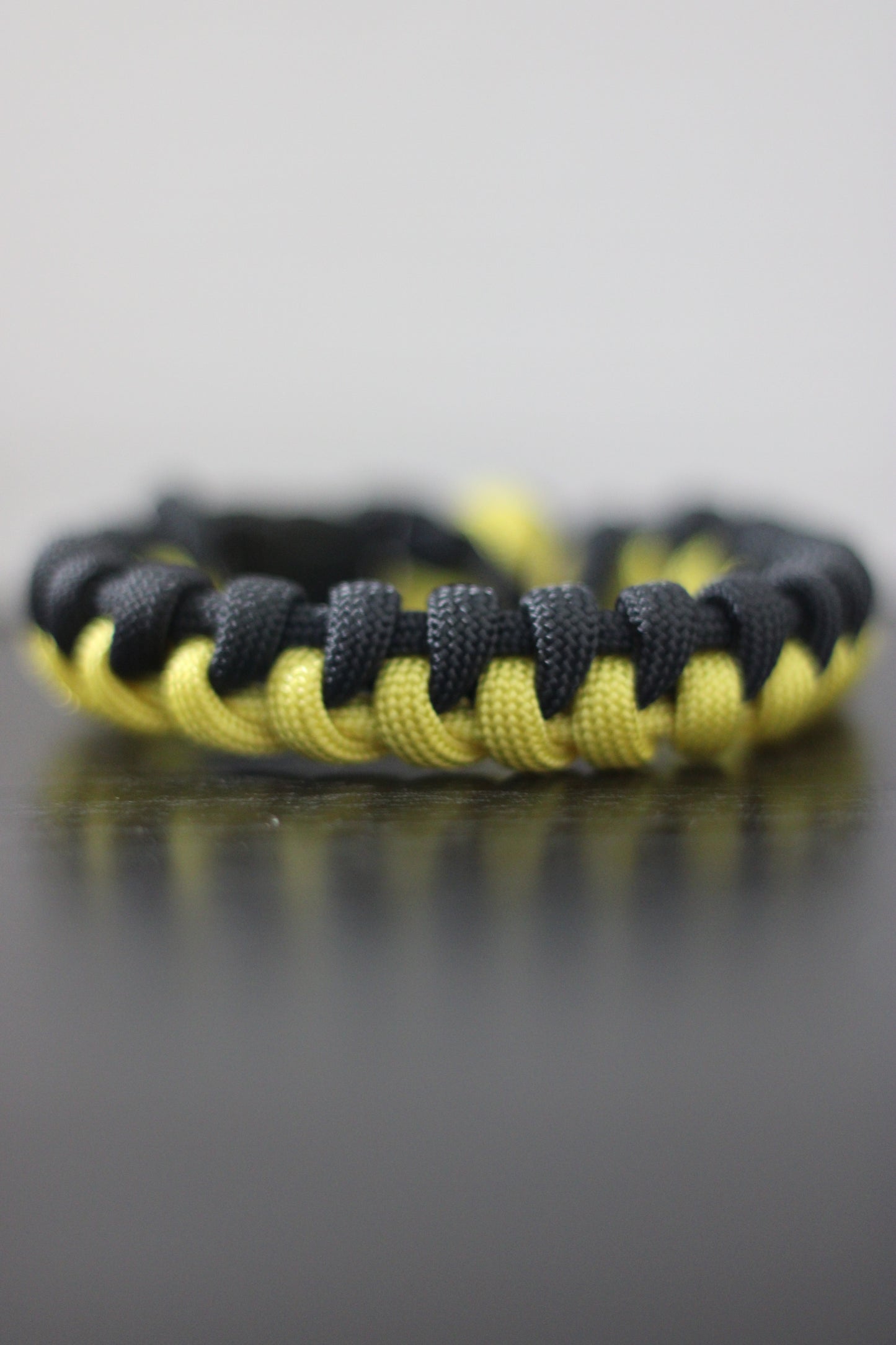 Bracelet demi tressé jaune et noir