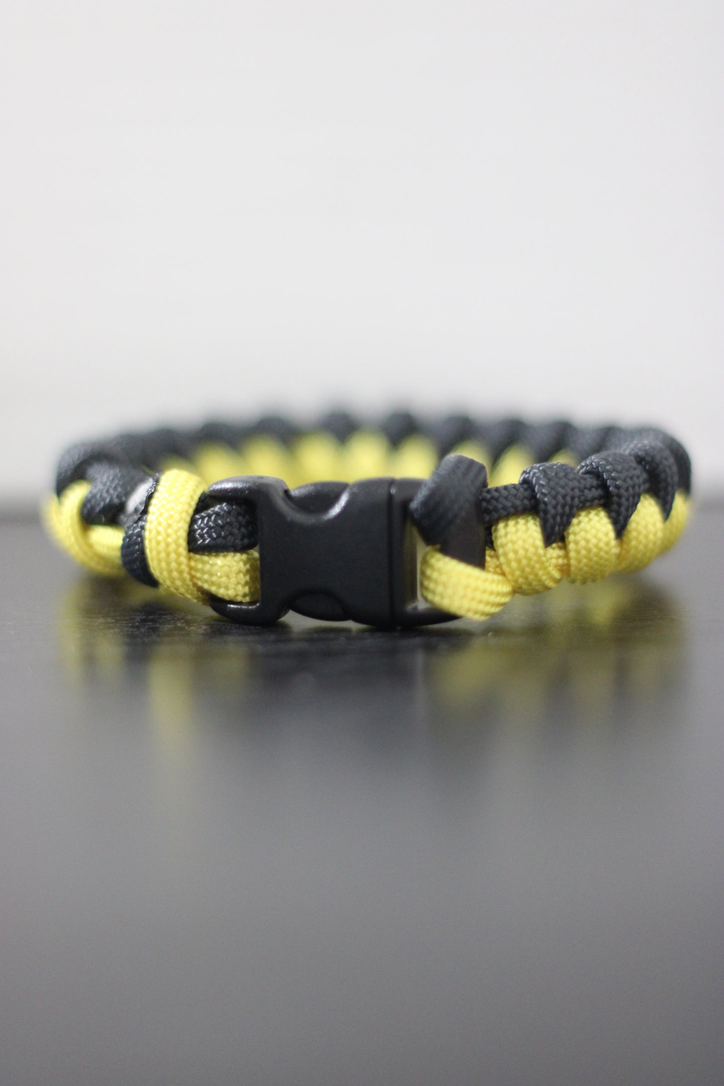 Bracelet demi tressé jaune et noir