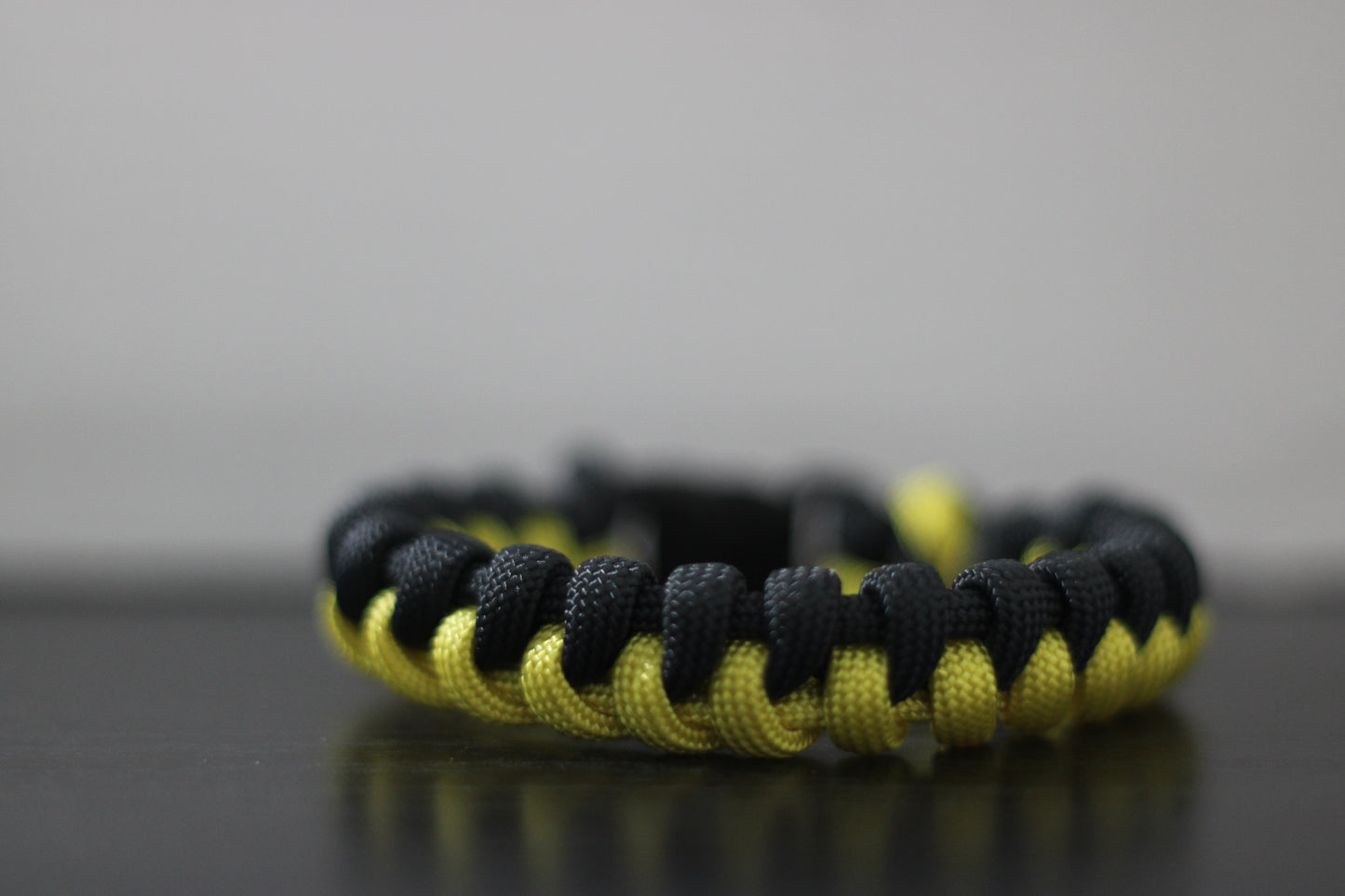Bracelet demi tressé jaune et noir