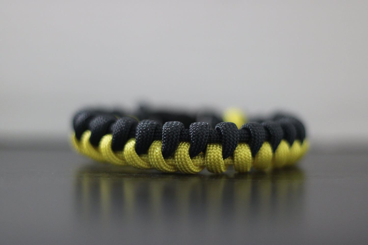 Bracelet demi tressé jaune et noir
