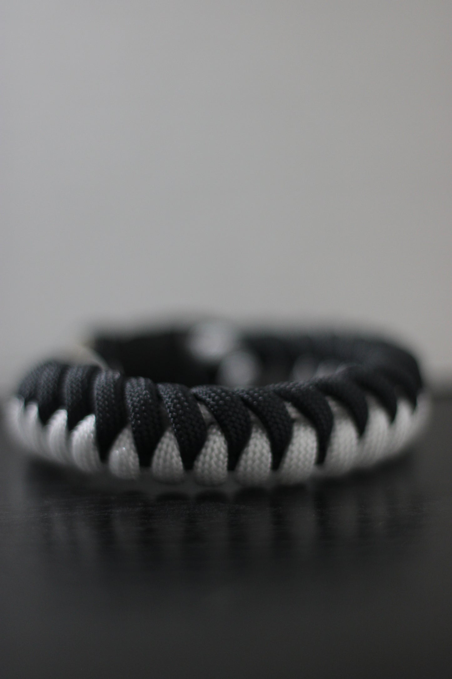 Bracelet demi tressé blanc et noir