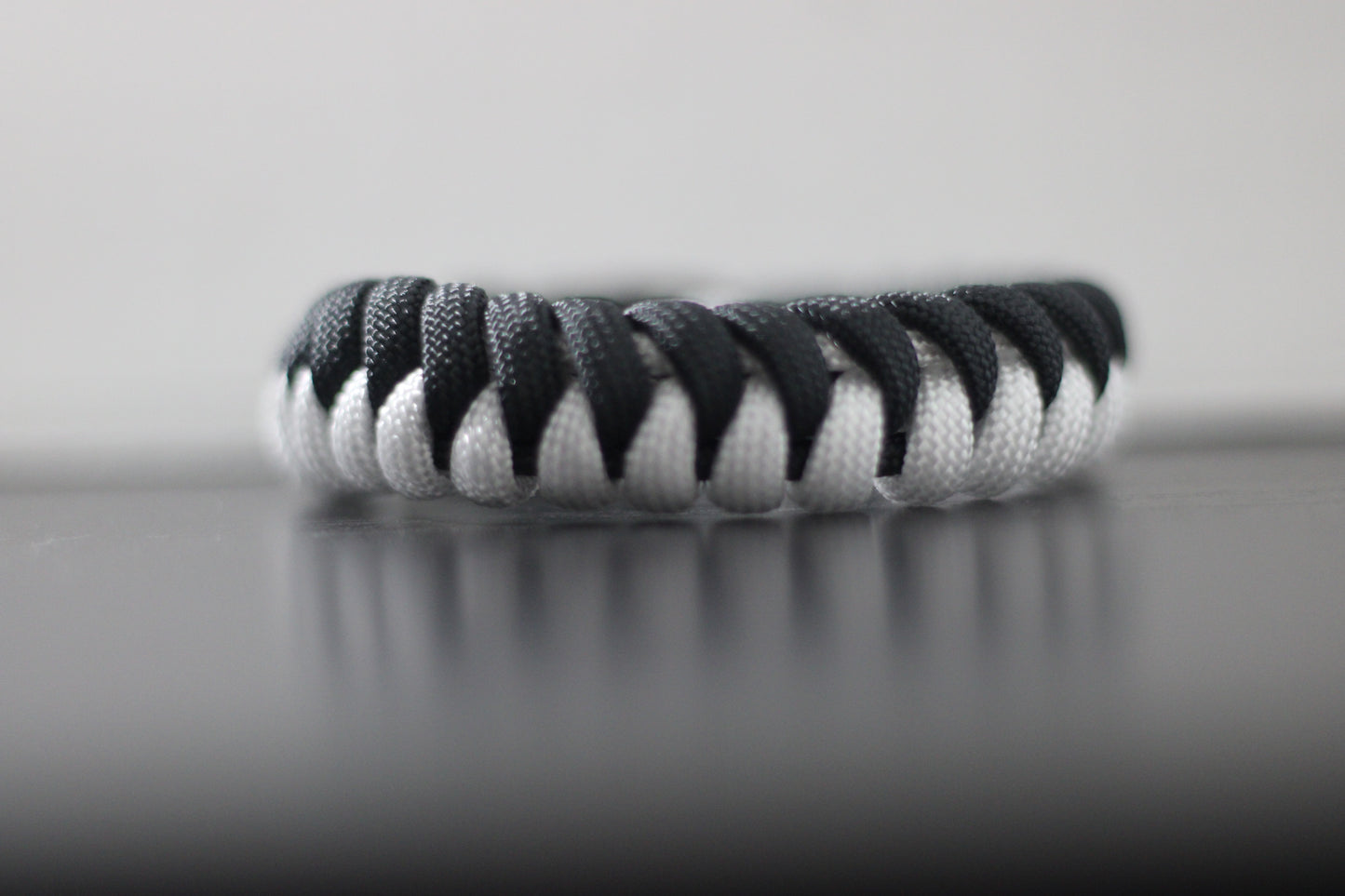 Bracelet demi tressé blanc et noir