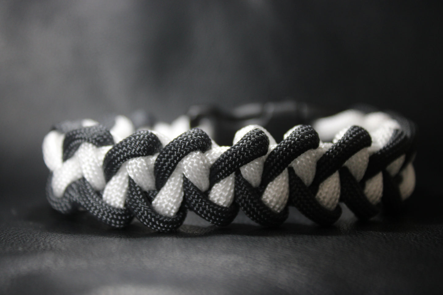 Bracelet tressé en croix anthracite et blanc