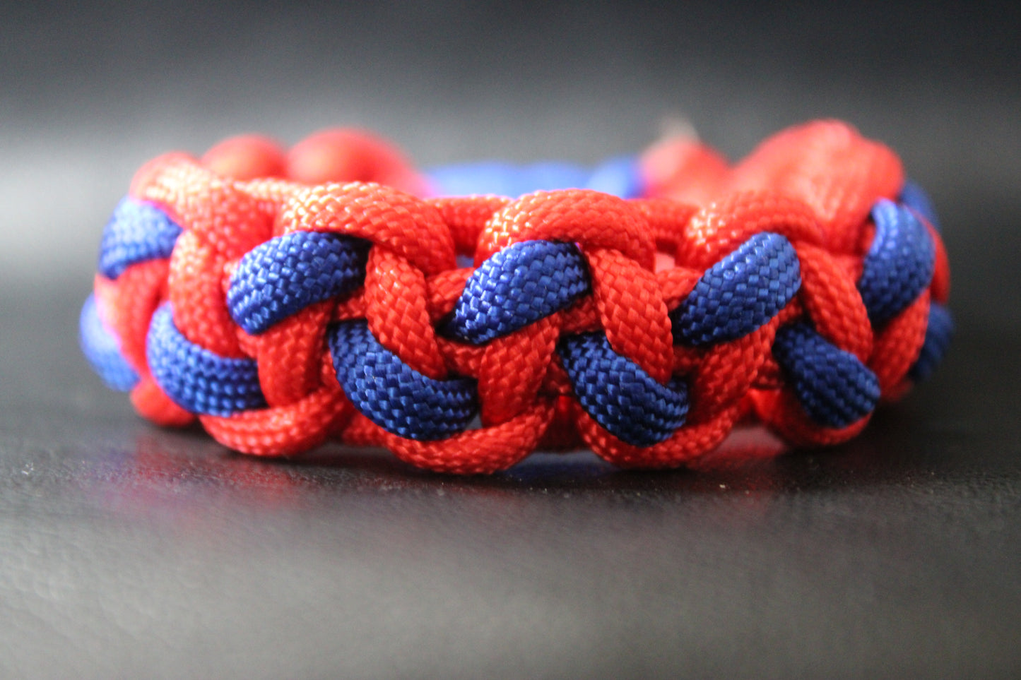 Bracelet tressé bleu et rouge
