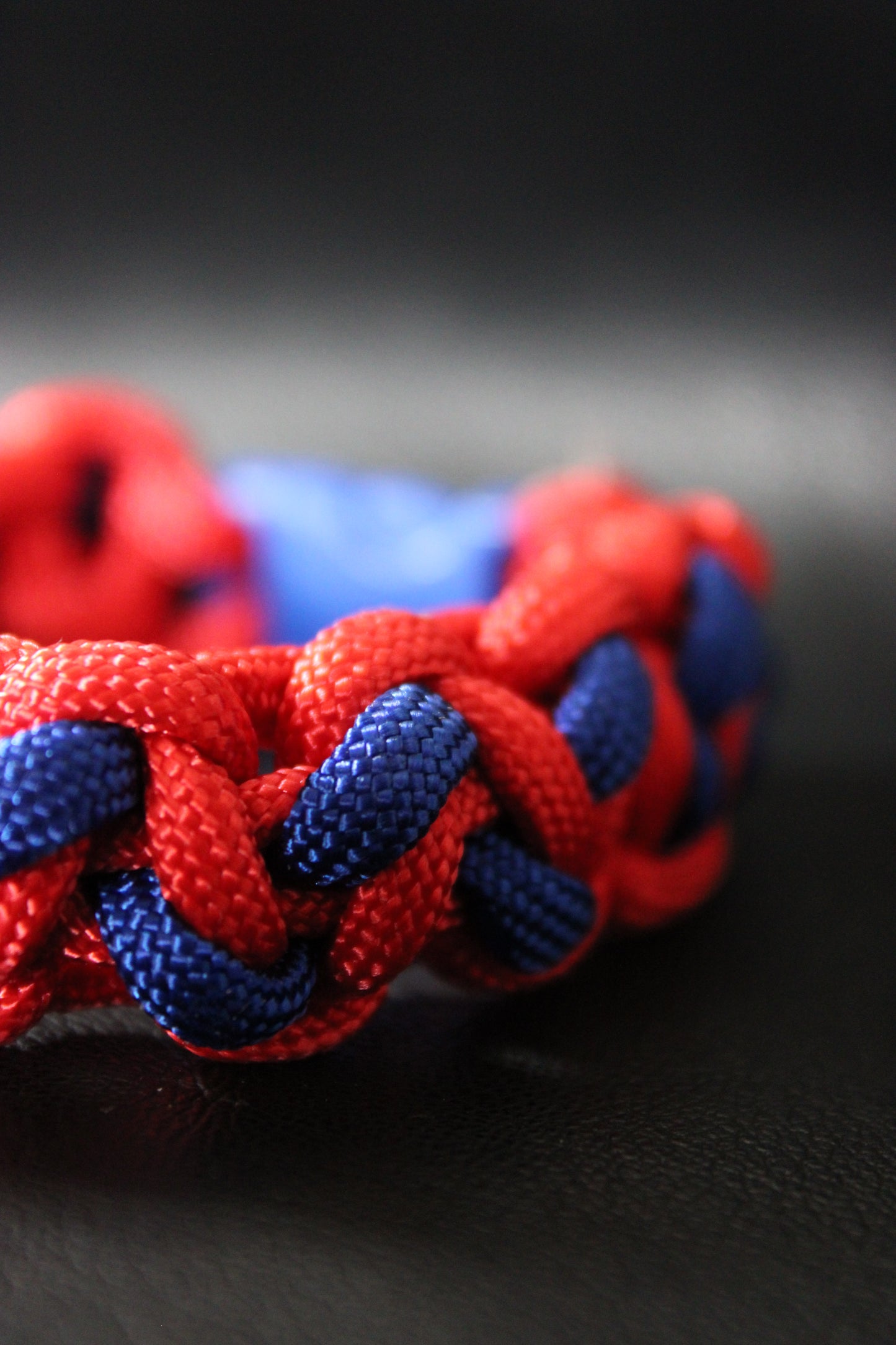Bracelet tressé bleu et rouge