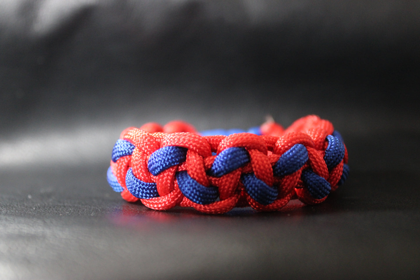 Bracelet tressé bleu et rouge