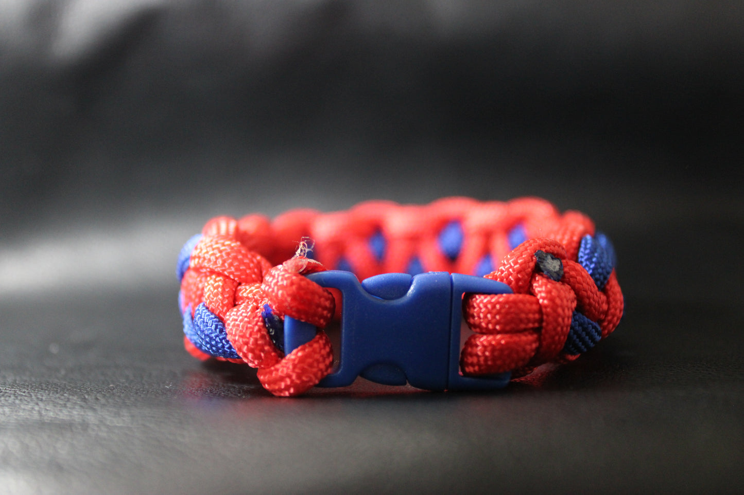 Bracelet tressé bleu et rouge