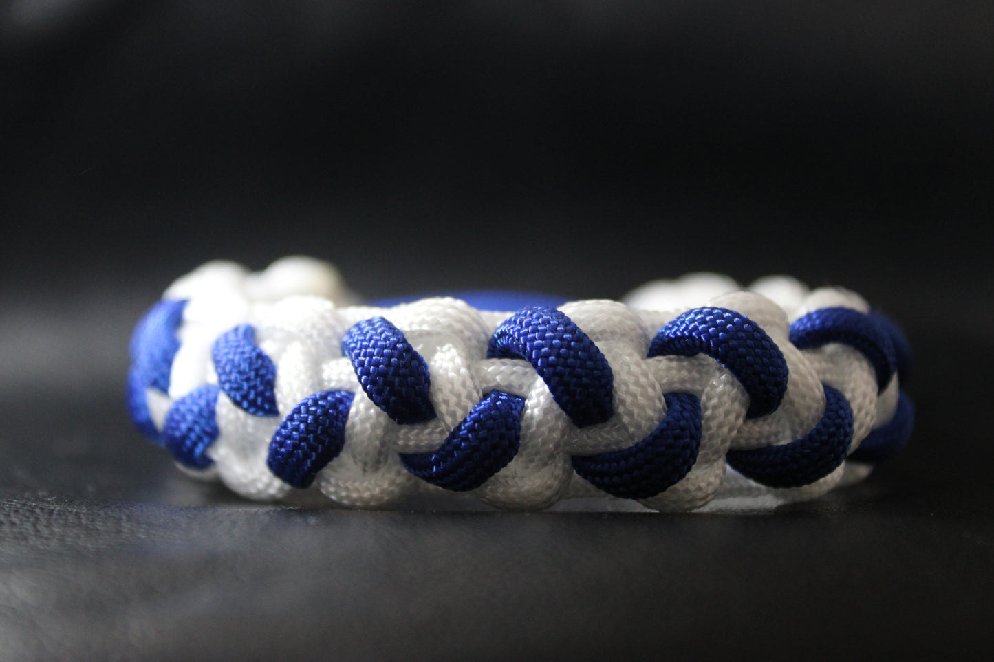 Bracelet tressé bleu et blanc