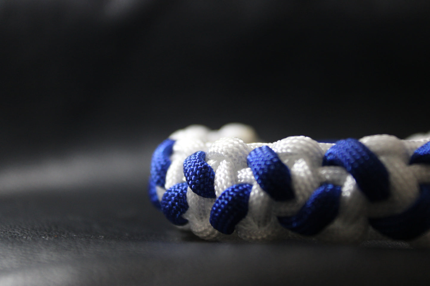 Bracelet tressé bleu et blanc