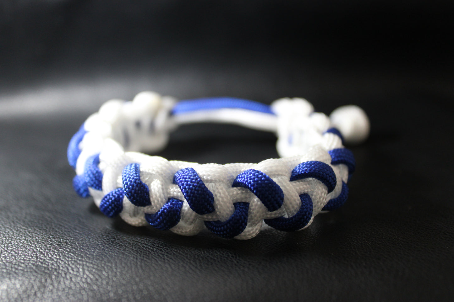 Bracelet tressé bleu et blanc