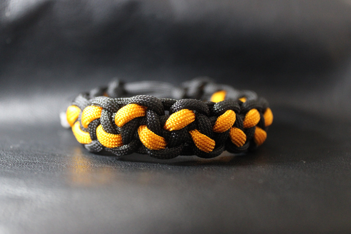 Bracelet tressé noir et jaune