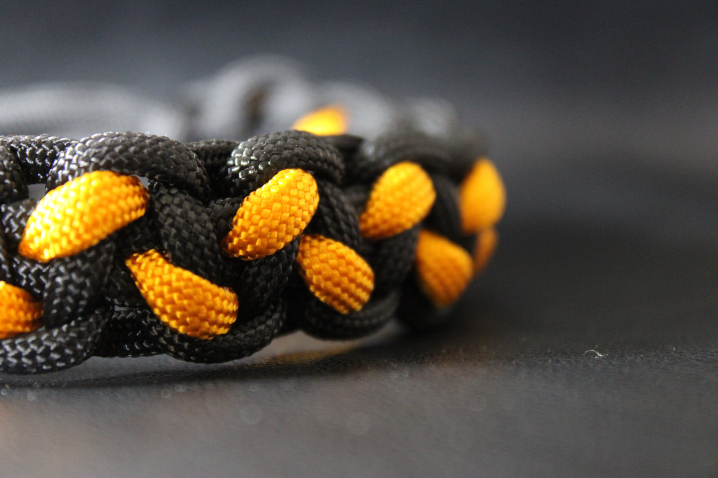 Bracelet tressé noir et jaune