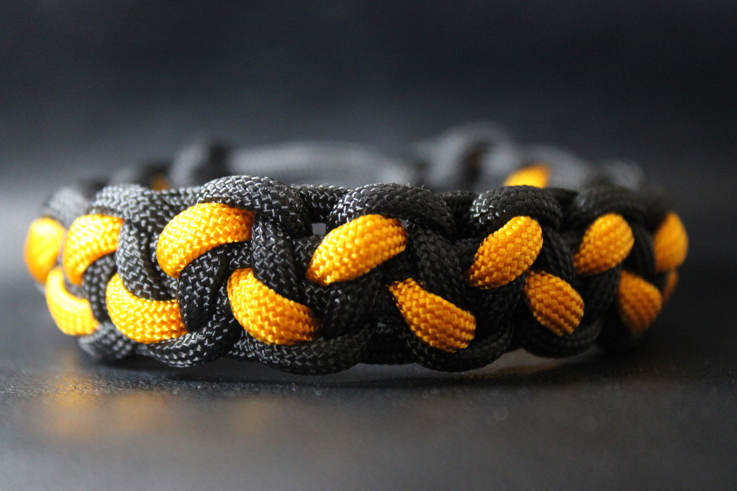 Bracelet tressé noir et jaune