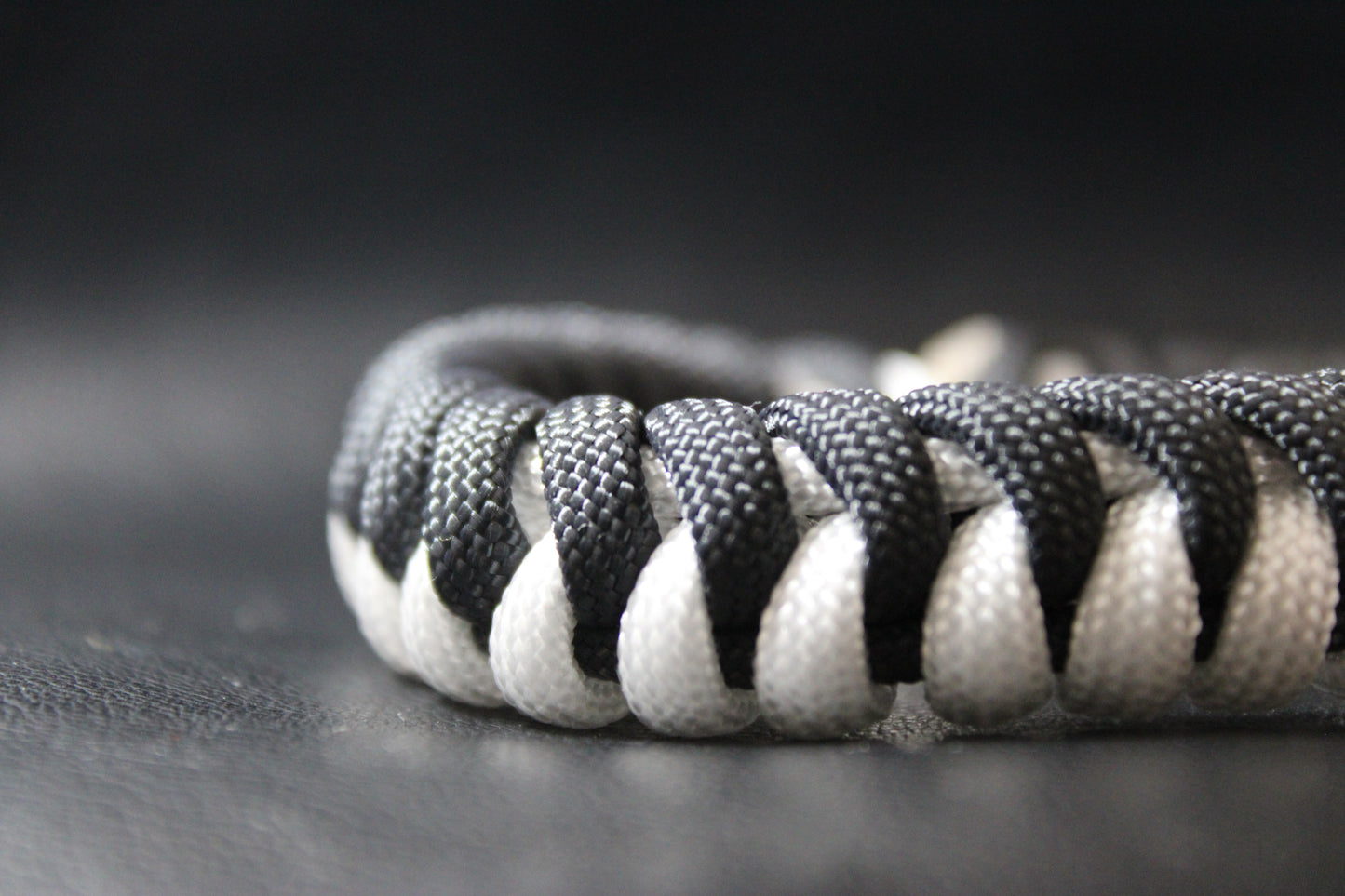 Bracelet demi tressé blanc et noir