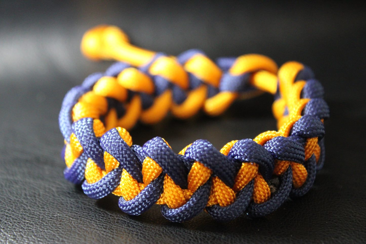 Bracelet tressé en croix Jaune et Bleu