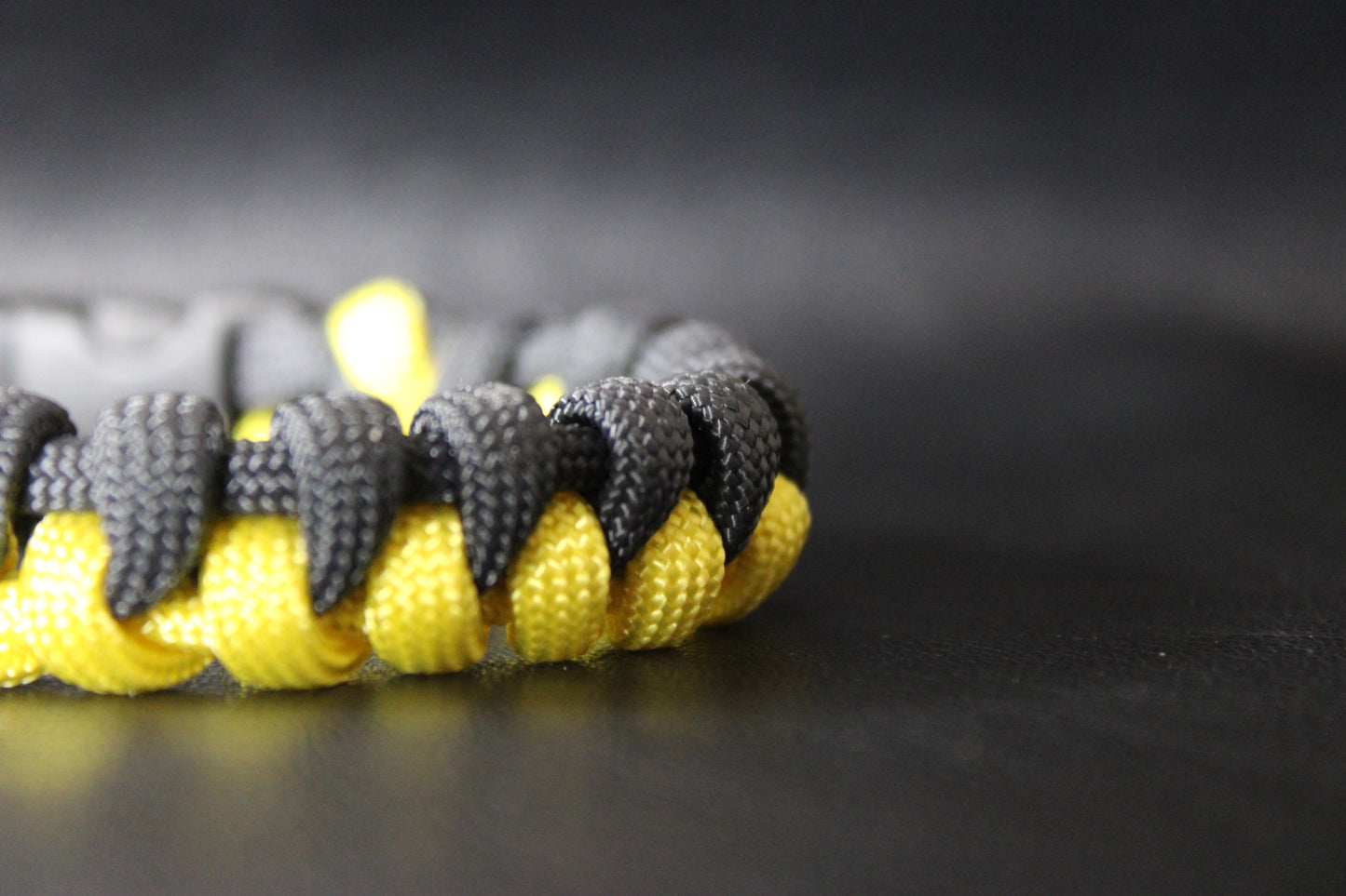 Bracelet demi tressé jaune et noir