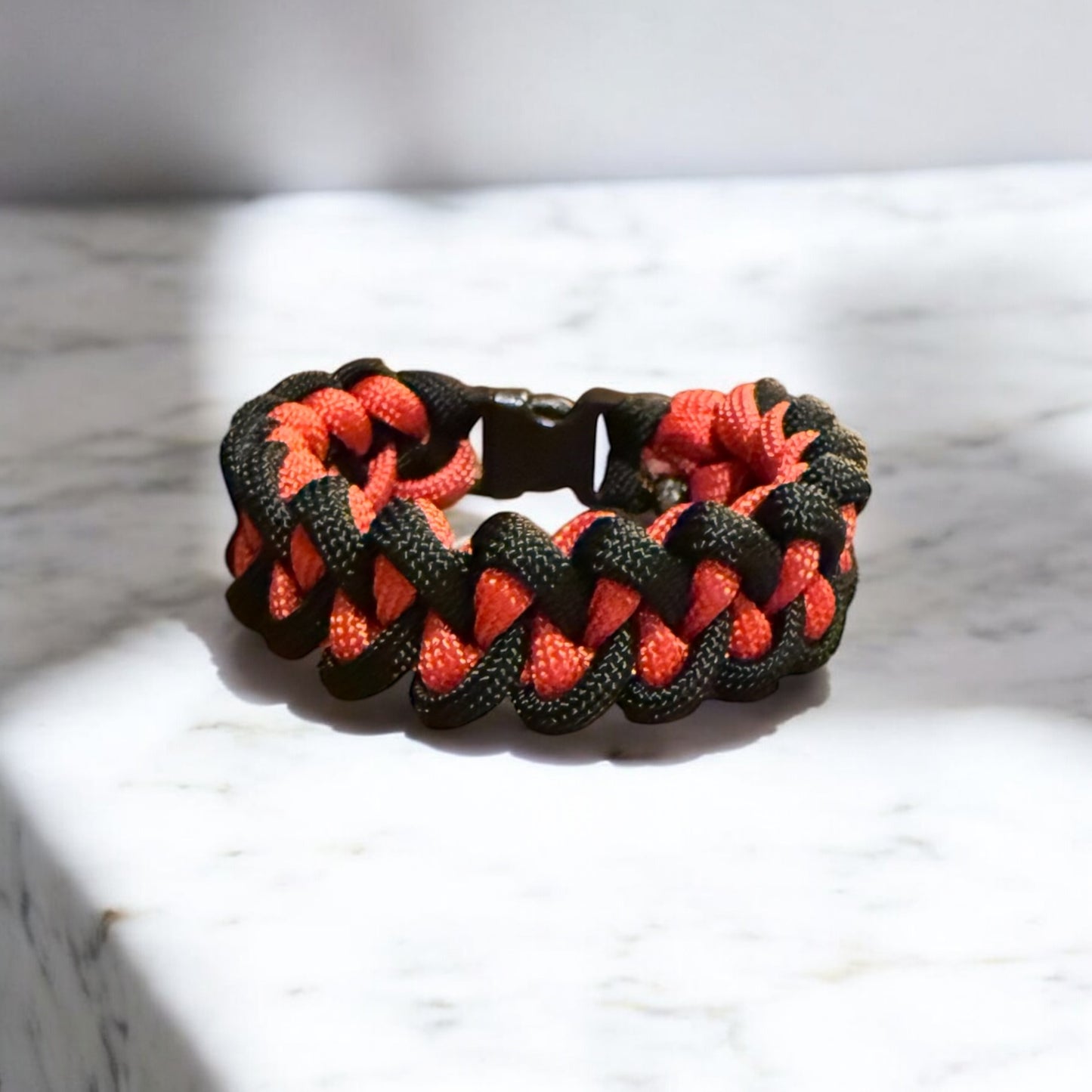 Bracelet tressé en croix noir et rouge