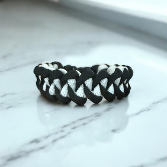Bracelet tressé en croix noir et blanc