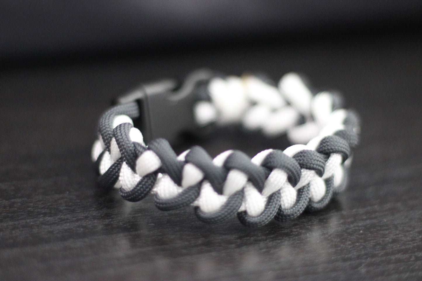 Bracelet tressé en croix anthracite et blanc