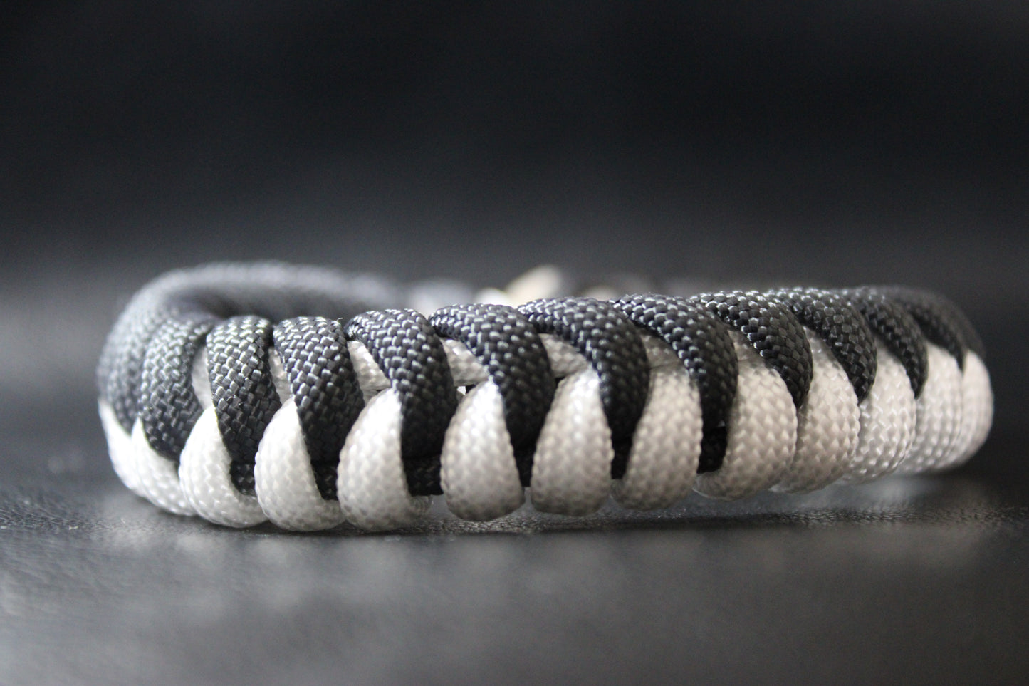 Bracelet demi tressé blanc et noir